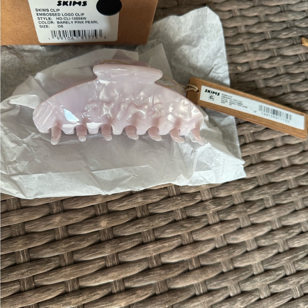 NWT SKIMS Embossed Logo Claw Clip - Picture 4 of 6